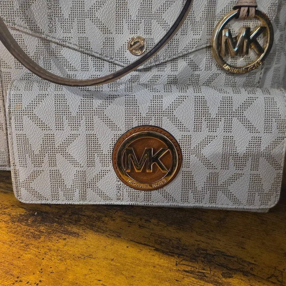Michael Kors Tote and Wallet Set 2pc Like New!!